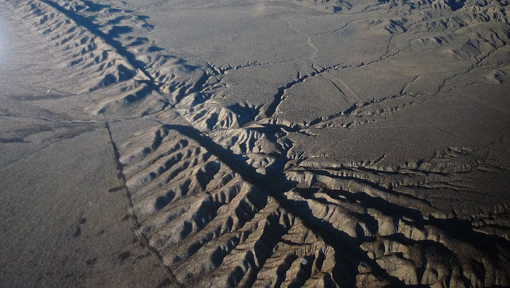 Riss in einer grauen Erdlandschaft