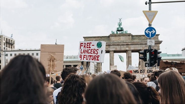 Protestierende vor dem Brandenburger Tor in Berlin