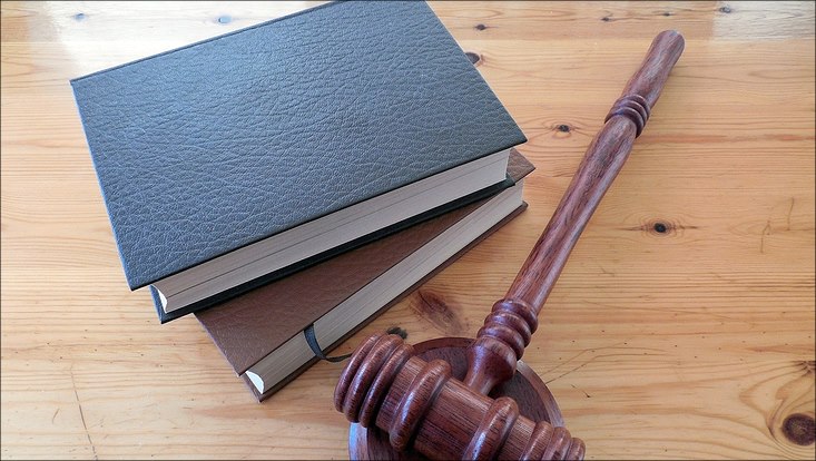 Ein schwarzes Buch und Hammer für Richter