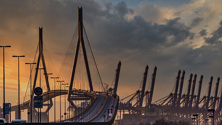 Die Köhlbrandbrücke in der Abenddämmerung.