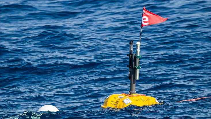 Eine gelbe Boje schwimmt auf dem Meer