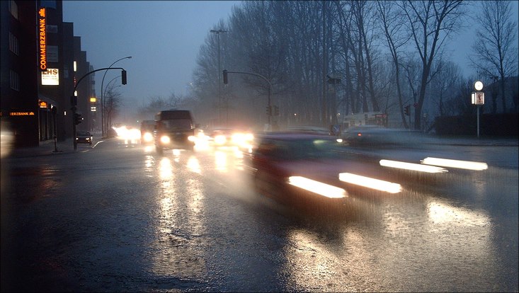 Starkregen auf einer befahrenen Straße
