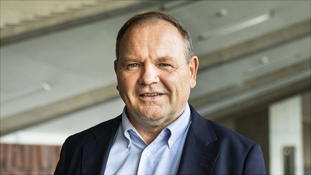 221101-jakobeit-cord-wiso-esfandiari-4088-640x361 Portrait von Cord Jakobeit im Audimax der UHH