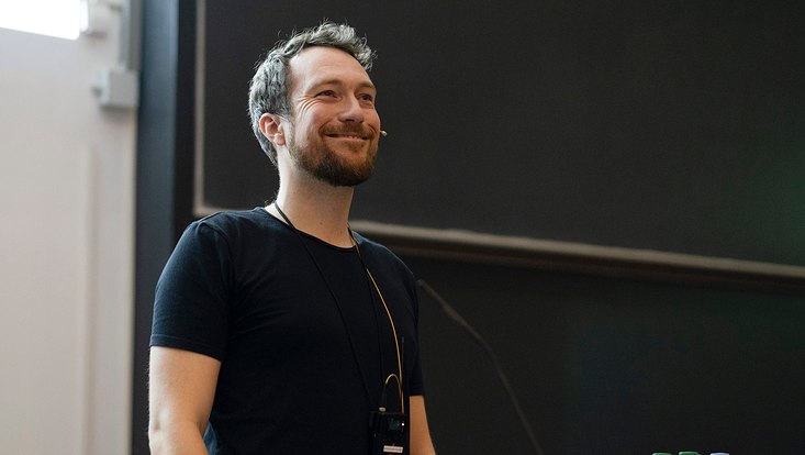 Professor beim Vortrag im Hörsaal