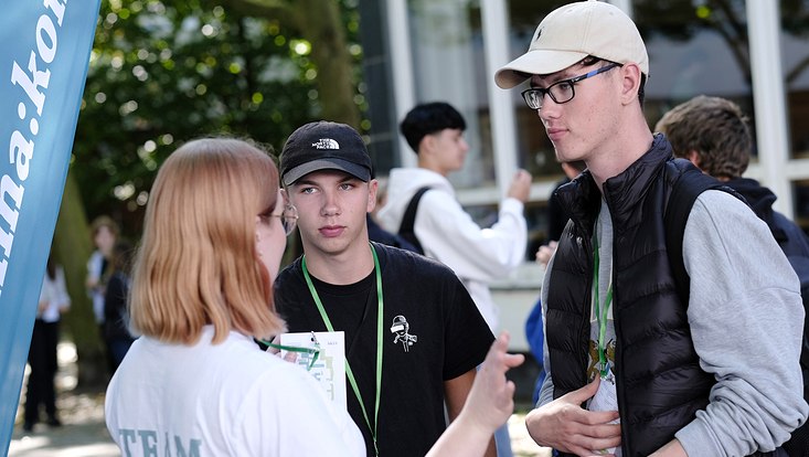 Schüler:innen auf dem Campus