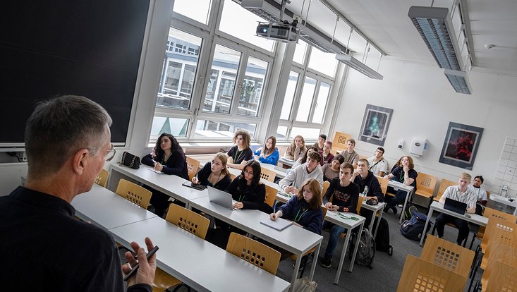 Seminarraum mit Schülerinnen.