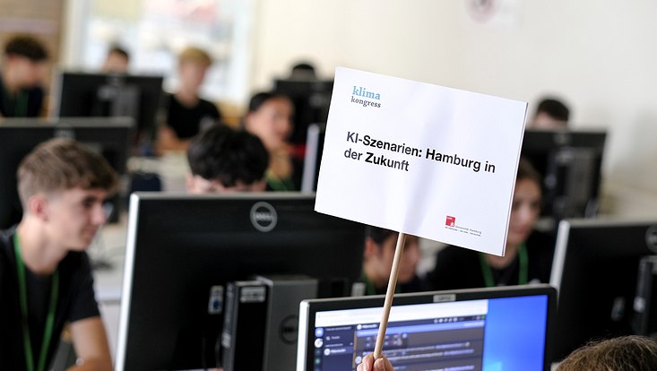 Seminarraum mit Schülerinnen.