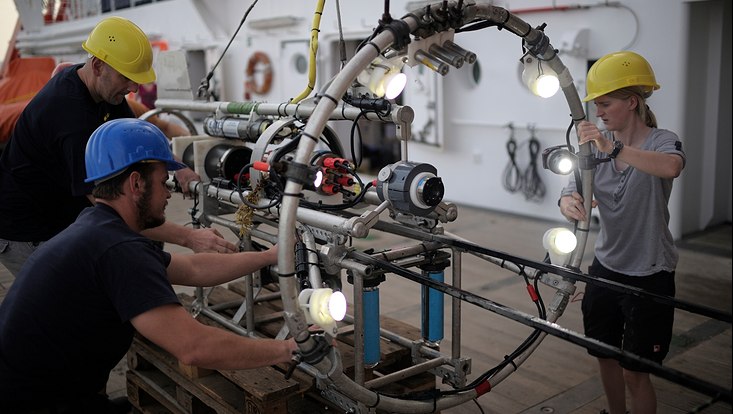 Während der Fahrt werden die Forschenden eine breite Palette modernster Instrumente und Technologien einsetzen, darunter das Tiefsee-Kamerasystem PELAGIOS, mit dem unter anderem Organismen in ihrer natürlichen Umgebung dokumentiert werden.