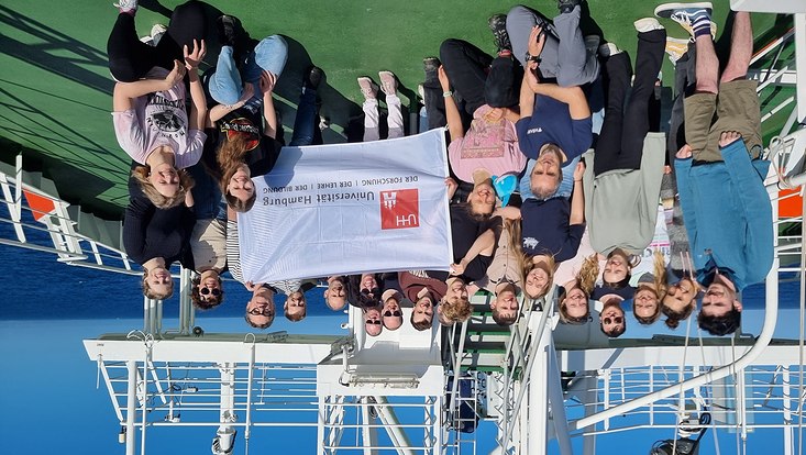 Zusehen sind die Forschenden der Metor mit einer Uni Hamburg Flagge