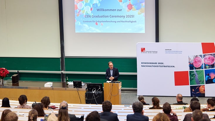 Prof. Grischa Perino begrüßt die Anwesenden bei der CEN Graduation Ceremony 2025.