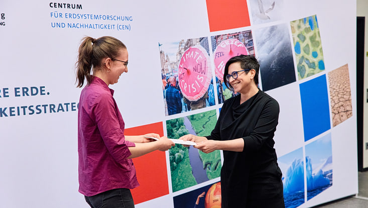 Prof. Céline Hadziioannou übergibt einer Master-Absolventin ihre Urkunde.