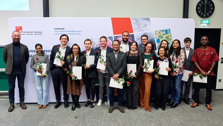 Prof. Norbert Ritter mit 15 Doktoranden, die jeweils ihre Urkunde und eine Rose in den Händen halten.