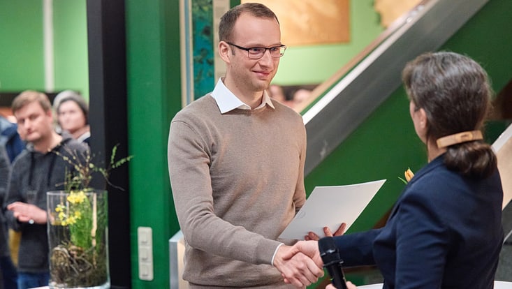 Prof. Johanna Baehr gibt Dr. Lennart Ramme die Hand.